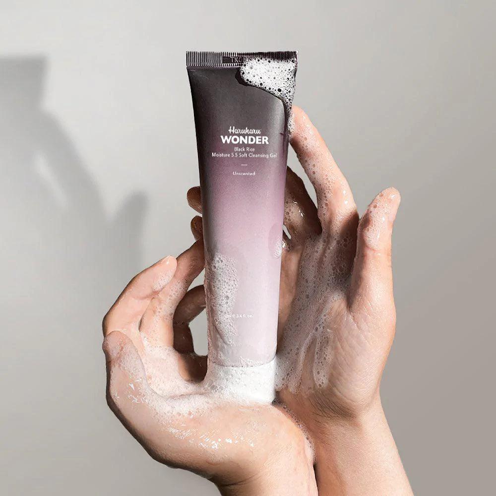 Black Rice Moisture 5.5 Soft Cleansing Gel - 100 ml - Image 4